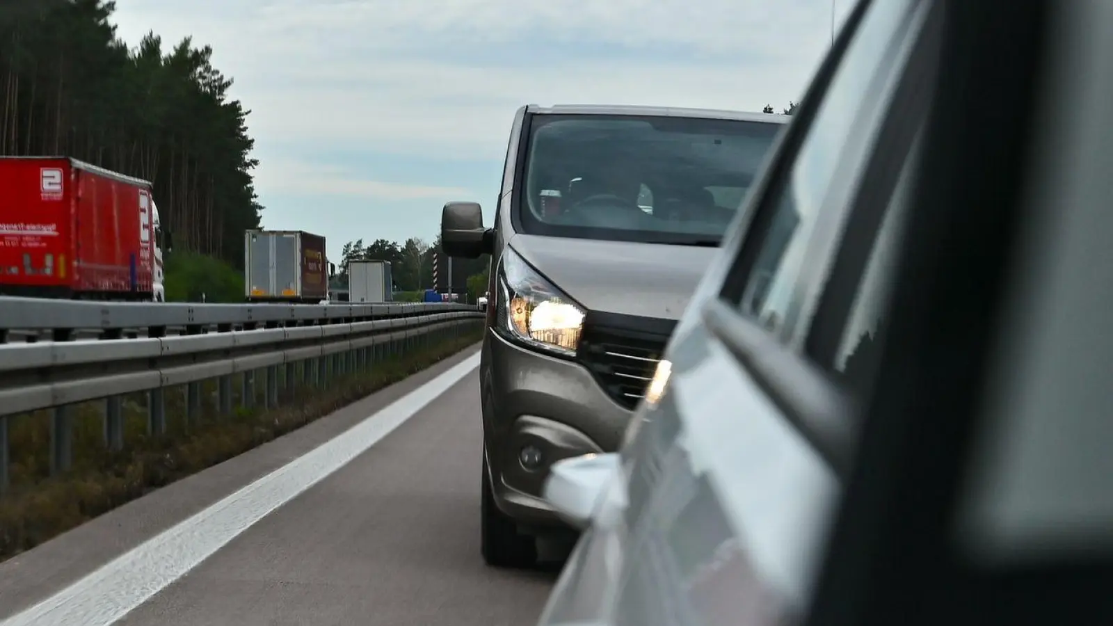 Drängler im Außenspiegel: Ausreichend Abstand zu halten, ist für die Sicherheit aller Verkehrsteilnehmer entscheidend. (Foto: Patrick Pleul/dpa-Zentralbild/dpa)