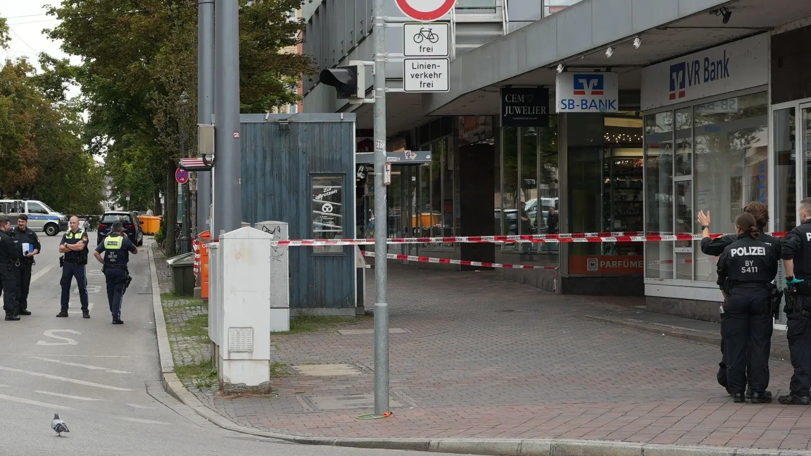Bei der Explosion in der Passage eines Geschäftshauses wurden mehrere Schaufenster beschädigt. (Archivbild) (Foto: Felix Kirberg/dpa)