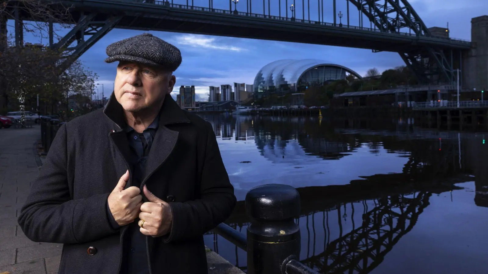 „One Deep River“: Mark Knopfler vor der Tyne Bridge. (Foto: -/Universal Music/dpa)