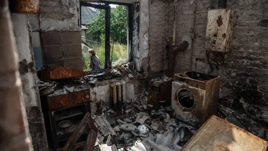 Blick in ein durch russischen Beschuss zerstörtes Wohnhaus in Horenka. (Foto: Michal Burza/ZUMA Press Wire/dpa)