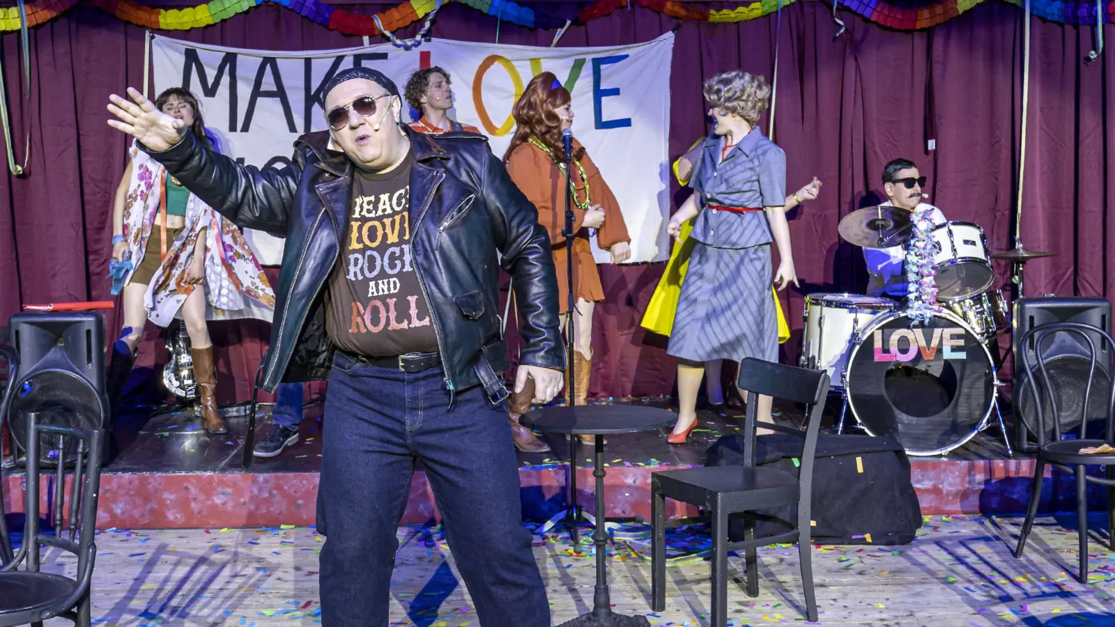 „Born to be wild“: Zum guten Schluss kommt der Rocker im Spießer zum Vorschein. Eine Szene mit Knut Fleischmann (vorne) und Ensemblemitgliedern. (Foto: Hans von Draminski)