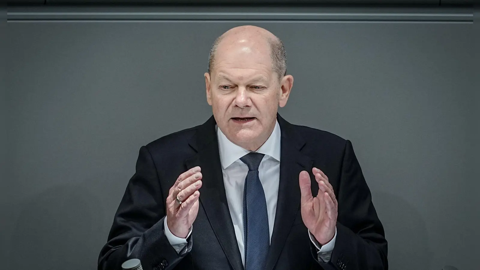 Bundeskanzler Olaf Scholz gibt vor dem Bundestag eine Regierungserklärung zum Europäischen Rat ab. (Foto: Kay Nietfeld/dpa)