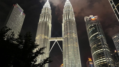 Die Petronas Towers in Kuala Lumpur bei Nacht. Die 452 Meter hohen Zwillingstürme waren von 1998 bis 2004 das höchste Gebäude der Welt. (Foto: Carola Frentzen/dpa)