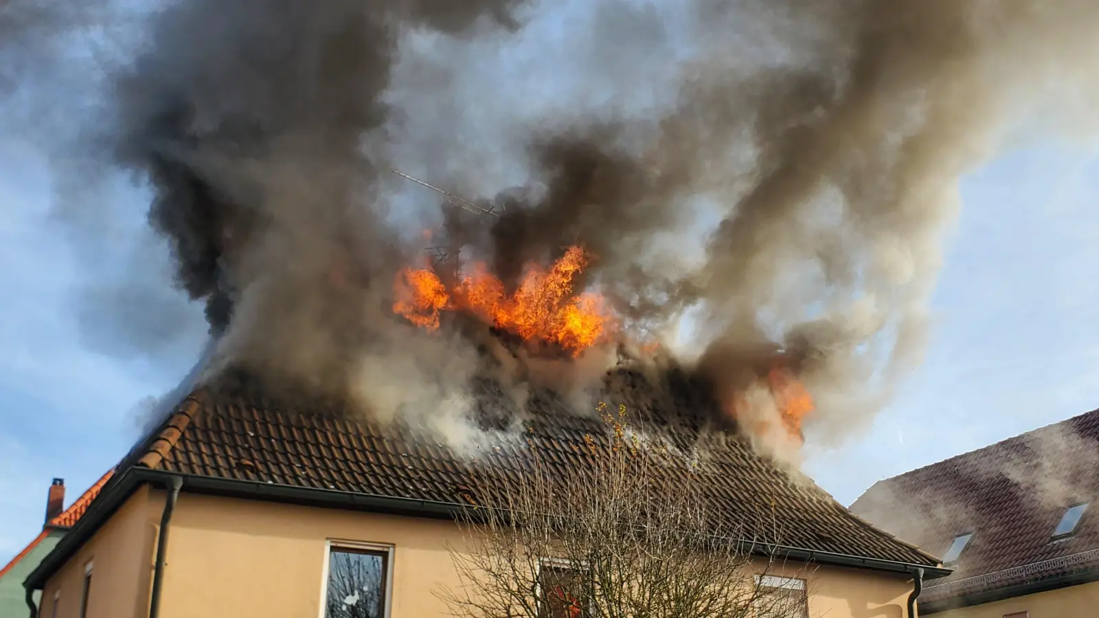 Aus dem Dachstuhl schlugen die Flammen. (Foto: Ulli Ganter)
