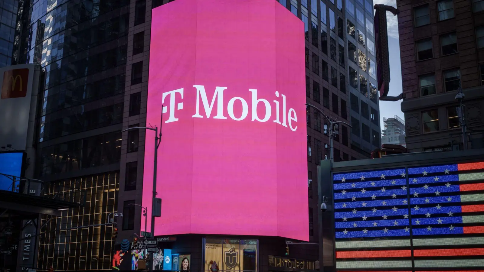 Die Telekom-Tochter wartet auf die Freigabe von zwei wichtigen Deals durch die Aufsichtsbehörde FCC. (Archivbild) (Foto: Michael Kappeler/dpa)