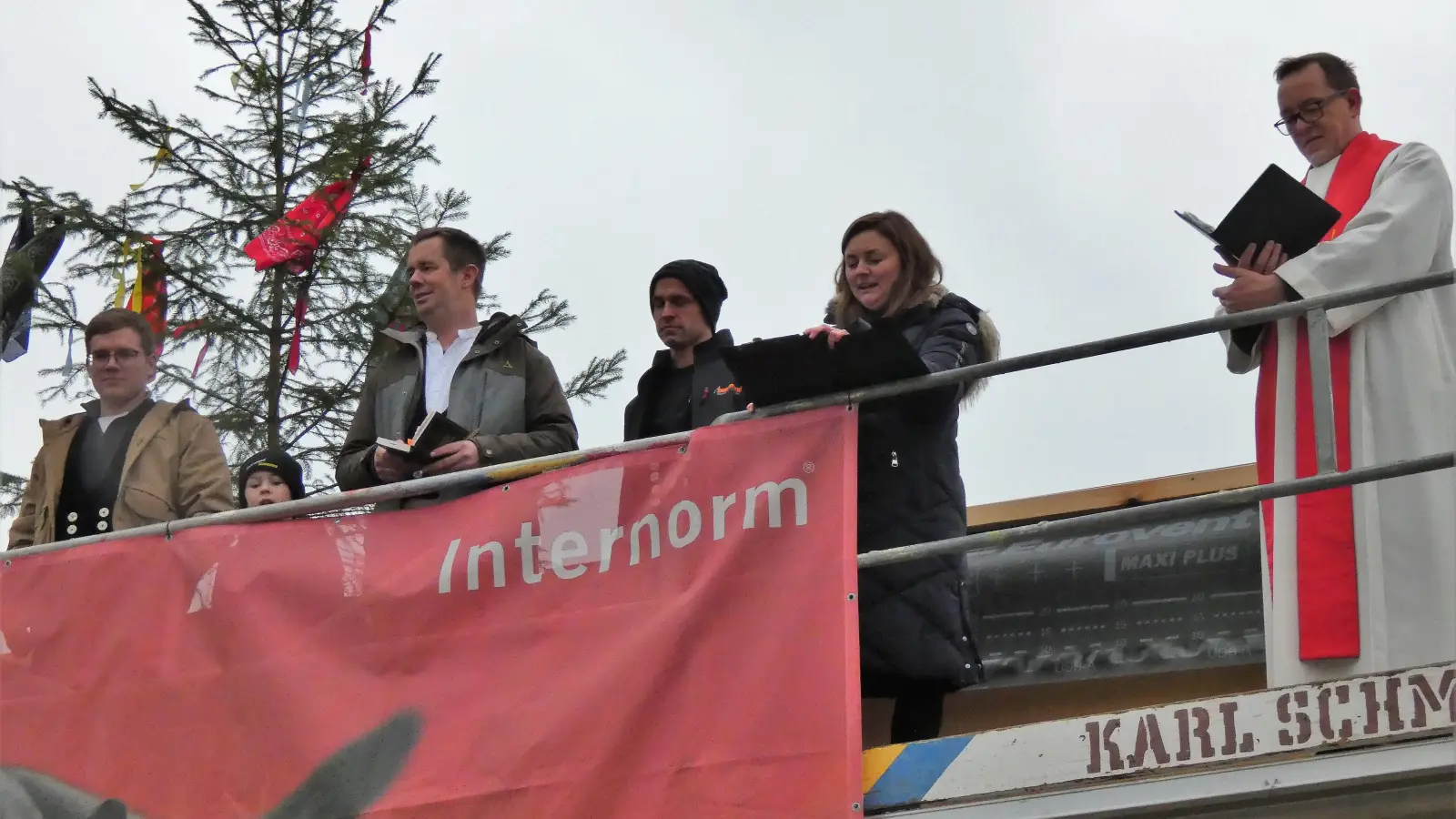 Zum Richtfest kletterten sie traditionsgemäß auf das Dach der neuen Kinderkrippe: Betriebsleiter Florian Braumandl (Zweiter von links), Diakon Jörg Schwarzbeck und Bürgermeisterin Margarita Kerschbaum (von rechts) (Foto: Karl-Heinz Gisbertz)