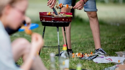 Glut und Essensreste einer Grillparty können für Wildtiere zur tödlichen Falle werden. (Foto: Christoph Soeder/dpa/dpa-tmn)