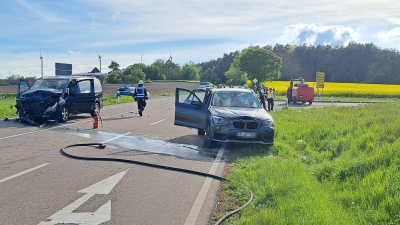 Beim Zusammenstoß dieser beiden Autos zwischen Ansbach und Rügland starb eine 89-jährige Frau, drei weitere Personen wurden verletzt. (Foto: Alexander Biernoth)
