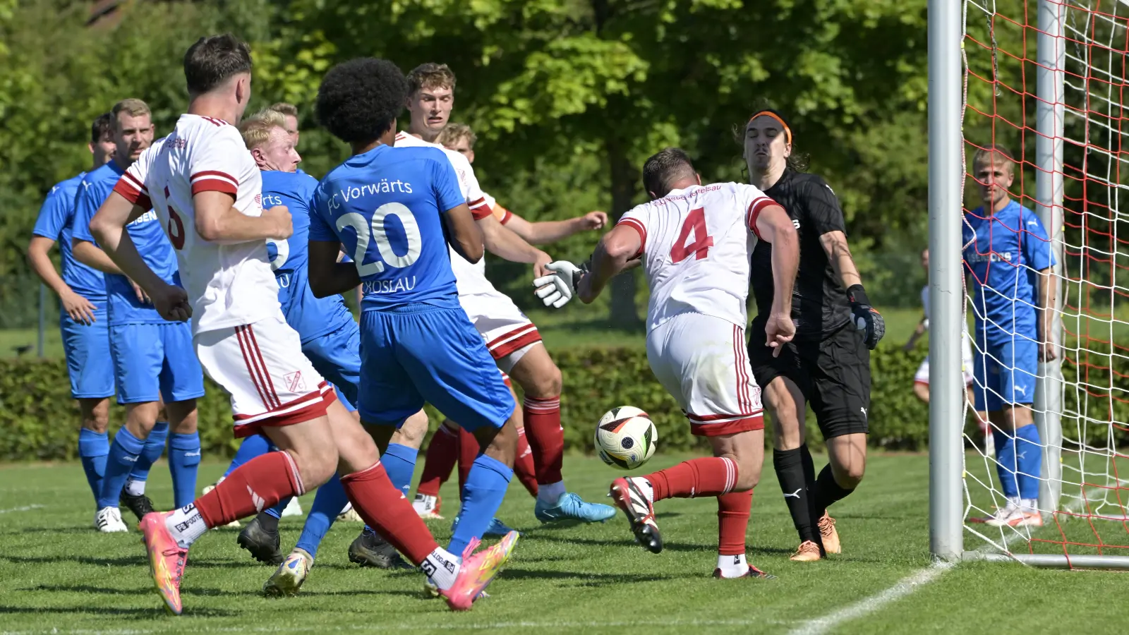Volltreffer: Alexander Roth (Nr. 4 in Weiß) erzielt hier das 2:0 für den TSC Neuendettelsau (links Moritz Herboldsheimer) gegen Röslau (Nr. 20 Joel Lassan und Torwart Maximilian Stumpf). (Foto: Martin Rügner)