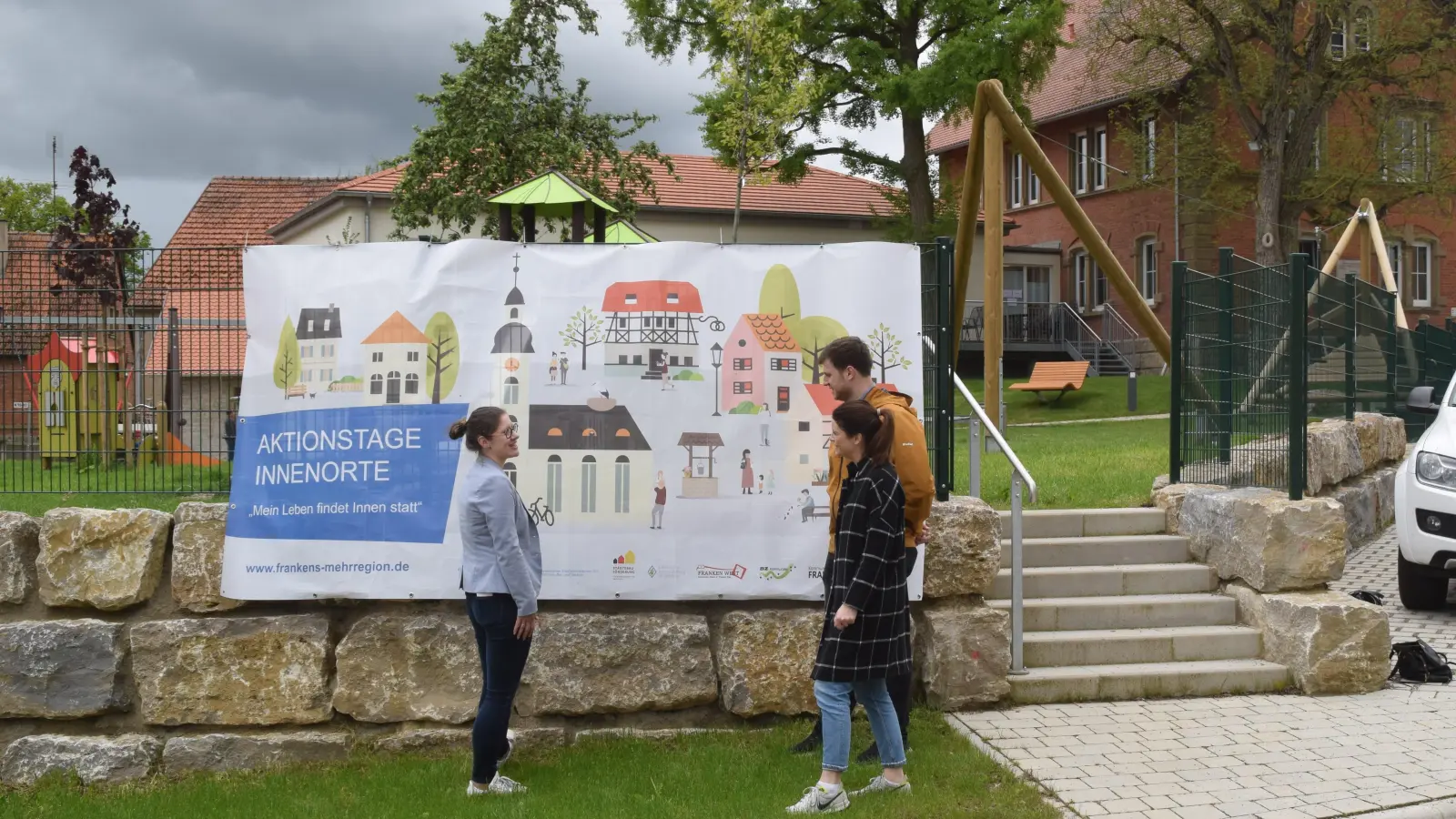 Mit Aktionstagen für den Innenort (das Foto zeigt mit dem Dorfgemeinschaftshaus in Herrnberchtheim ein weiteres Beispiel für eine gemeindliche Initiative zur Behebung eines innerörtlichen Leerstands) oder Impulsberatungen versucht die öffentliche Hand, das Bauen im Kernort attraktiv zu machen. Die Bauschuttpreise dagegen bremsen die Motivation. (Archivbild: Gerhard Krämer)