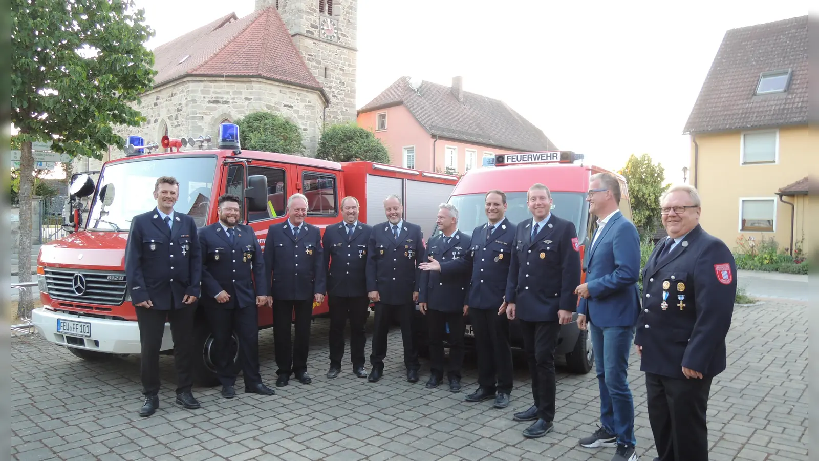 Freuen sich auf die Hochzeit der beiden Feuerwehren im Rahmen von deren 150. Geburtstag (von links): der in Breitenau wohnende Kreisbrandmeister Jürgen Wiegner, stellvertretender Kommandant Peter Müller (Ungetsheim), die Vorsitzenden Günter Reißig (Breitenau) und Ralf Hornberger (Ungetsheim), stellvertretender Kommandant Oliver Friedrich (Breitenau), zweiter Vorsitzender Thomas Sacher (Breitenau), die Kommandanten Daniel Hornberger (Ungetsheim) und Martin Reißig (Breitenau), Bürgermeister Patrick Ruh sowie Ehrenkommandant und Stadtrat Friedrich Probst (Ungetsheim). (Foto: Peter Zumach)