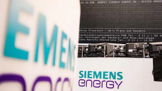 „Siemens Energy“ steht in der Frankfurter Wertpapierbörse außen an der Arbeitsplätzen der Börsenhändler. (Foto: Frank Rumpenhorst/dpa)