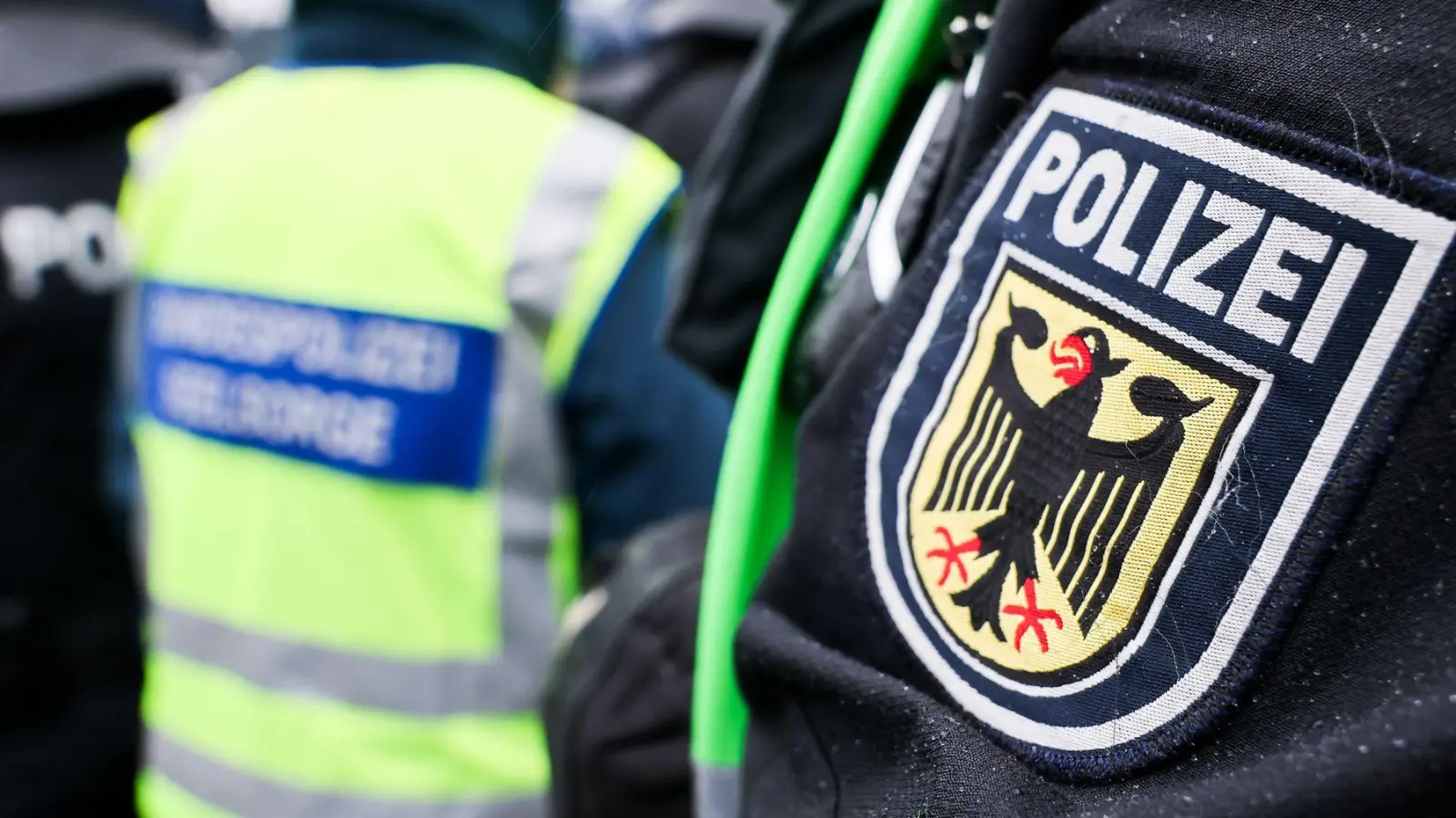 Bundespolizisten haben bei zwei Jugendlichen in Neumünster Waffen sichergestellt. (Symbolfoto) (Foto: Christian Charisius/dpa)