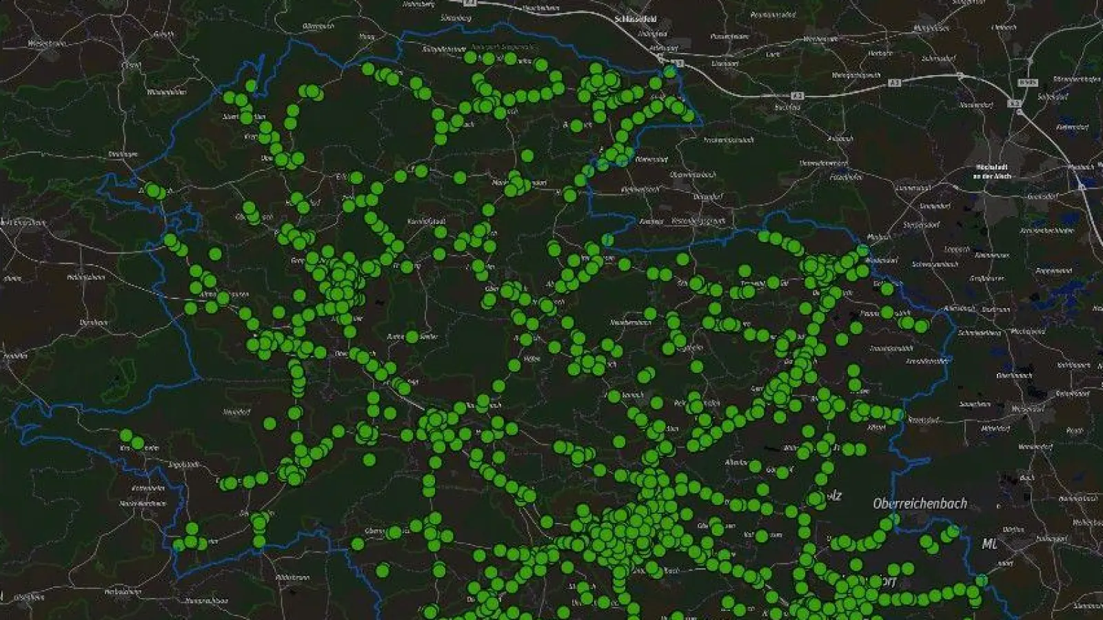 Diese Grafik präsentierte PI-Inspektionsleiter Carsten Keller in der Stadtratssitzung. Die blaue Umrandung markiert das Einsatzgebiet der Polizeiinspektion, die grünen Punkte zeigen, wo im Jahr 2025 die größte Anzahl angezeigter Delikte war. Wenig überraschend: der innere Bereich der Kreisstadt Neustadt bildet den Schwerpunkt.  (Foto: Polizei Neustadt/Aisch; Carsten Keller)