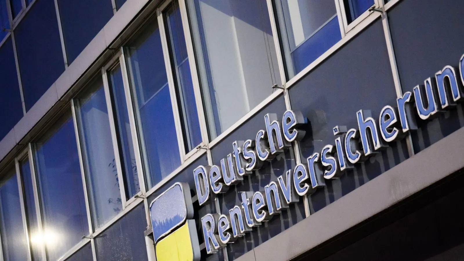 Beratung lohnt sich: Nicht immer rentieren sich nämlich freiwillige Einzahlungen in die Rentenkasse. (Foto: Julian Stratenschulte/dpa/dpa-tmn)