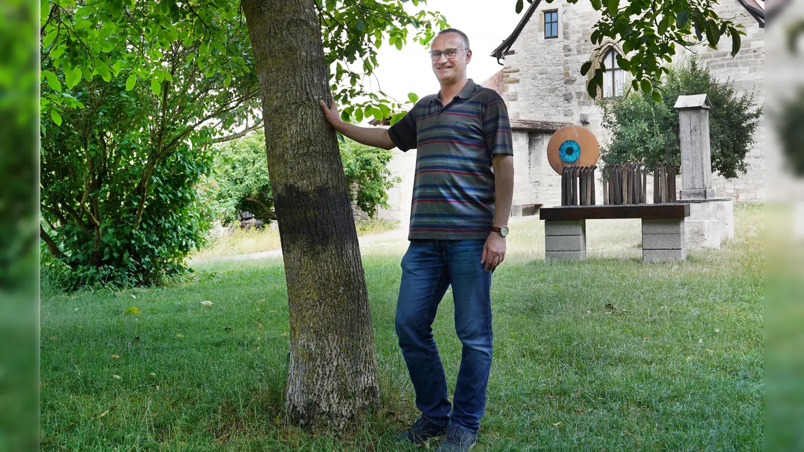 Eine grüne Oase mitten in der Stadt: der Klostergarten. Klaus-Jürgen Edelhäuser ist zufrieden. Denn das sorgt für Kühlung und ein gutes Stadtklima. (Foto: Simone Hedler)
