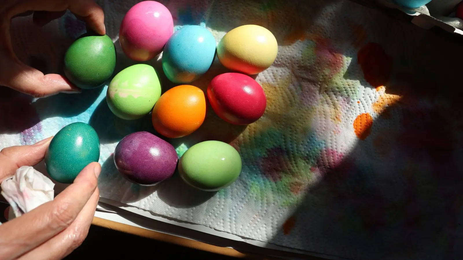 Ostern sicher genießen: Hygiene ist essenziell, um Salmonellen-Infektionen zu vermeiden. (Foto: Karl-Josef Hildenbrand/dpa/dpa-tmn)