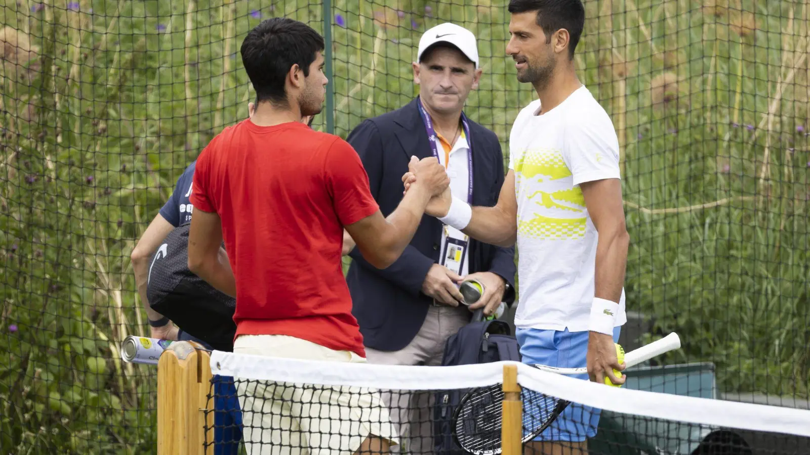 Novak Djokovic (r) und Carlos Alcaraz trafen bislang zweimal aufeinander. (Foto: Peter Klaunzer/KEYSTONE/dpa)
