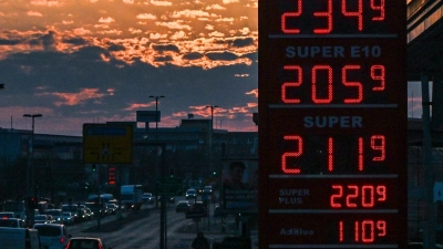 Mit mutmaßlich gestohlenen 135 Litern Diesel hat die Polizei zwei Männer an der Grenze zu Österreich gestoppt. (Archivbild)  (Foto: Jens Kalaene/dpa)