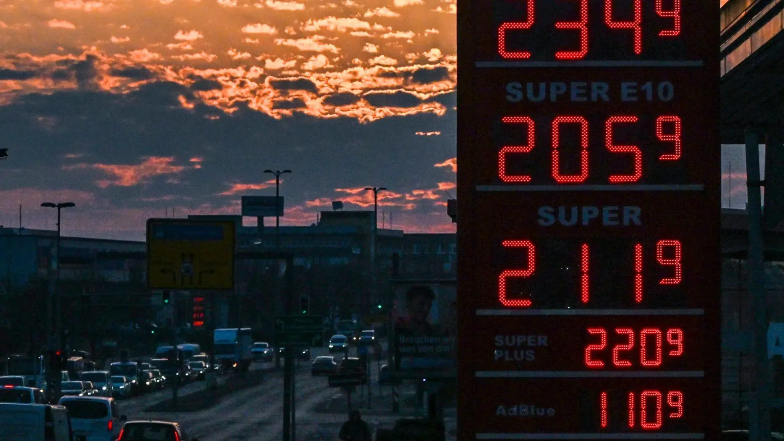 Mit mutmaßlich gestohlenen 135 Litern Diesel hat die Polizei zwei Männer an der Grenze zu Österreich gestoppt. (Archivbild)  (Foto: Jens Kalaene/dpa)