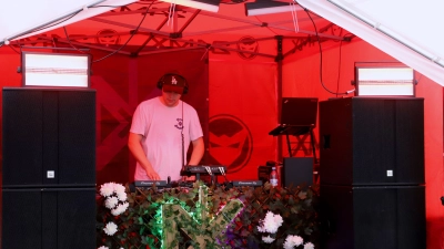 DJ Herr Blaubeer zum Beispiel trat bei „Bass gegen Blutkrebs” unter dem Zeltdach für den guten Zweck auf. (Foto: Oliver Herbst)