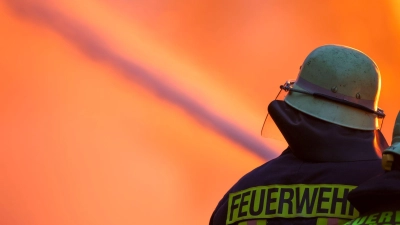 Beim Eintreffen der Feuerwehr waren einige Bewohner schon ins Freie geflüchtet. (Symbolbild) (Foto: Christoph Reichwein/dpa)