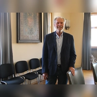 Saß für das Gespräch mit der Redaktion noch einmal auf „seinem” Stuhl im Sitzungssaal des Rathauses, bevor er ihn ein letztes Mal wieder ordentlich hinstellte: der ehemalige Zweite Bürgermeister Dieter Kölle. (Foto: Clarissa Kleinschrot)