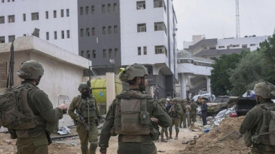 Israelische Soldaten stehen vor dem Schifa-Krankenhaus (Archivbild). (Foto: Victor R. Caivano/AP/dpa)