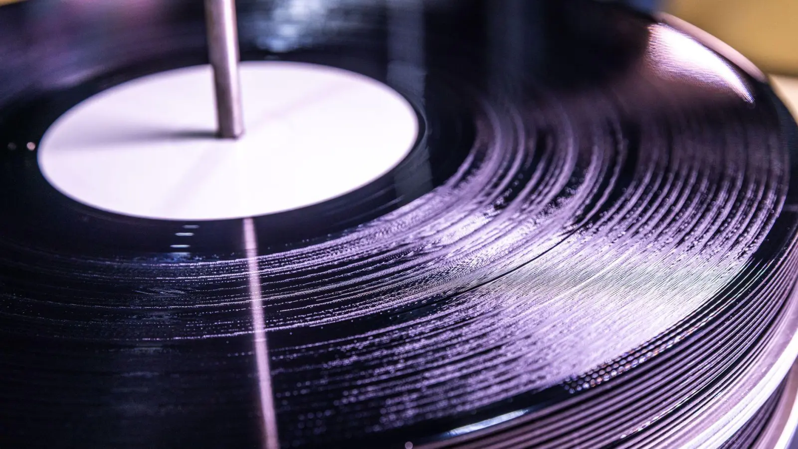 Laut einer Studie haben ältere Menschen durchschnittlich weniger Lieblingslieder. (Symbolbild) (Foto: Jens Büttner/dpa/dpa-tmn)