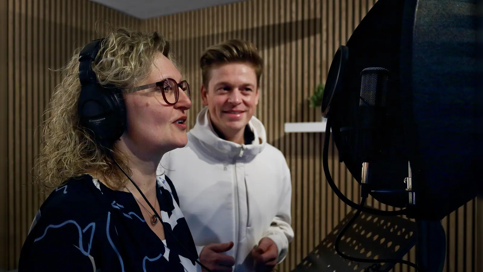 Bei der Aufnahme der Jazz-Lieder aus ihrem Buch „Swinging Ladies“: Anna-Luise Melle im Tonstudio von Viva- Voce-Mitglied David Lugert. (Foto: Thomas Wirth)