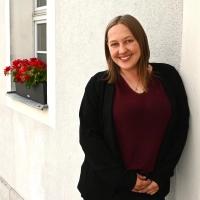 Eileen Gillwald ist seit Mai Bürgermeisterin in Oberdachstetten. Das Foto wollte sie am liebsten vor dem Rathaus machen, denn dort stehen seit Kurzem „schöne neue Blumenkästen”. (Foto: Anna Beigel)