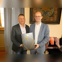 Peter Köhnlechner (links) dankte Dr. Markus Naser für die „gute Zusammenarbeit” im Schulverband der Valentin-Ickelsamer-Mittelschule. (Foto: Karl-Heinz Gisbertz)