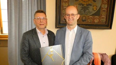 Peter Köhnlechner (links) dankte Dr. Markus Naser für die „gute Zusammenarbeit” im Schulverband der Valentin-Ickelsamer-Mittelschule. (Foto: Karl-Heinz Gisbertz)