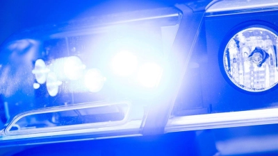 Ein Blaulicht leuchtet an einer Polizeistreife. (Foto: Lino Mirgeler/dpa)