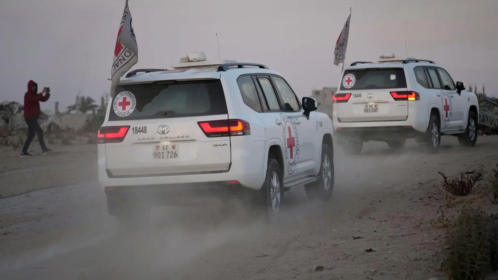 Die Hamas will nun ihren Geiseln, die dem Hungertod nahe sind, Hilfe über das Rote Kreuz zukommen lassen. (Archivbild)  (Foto: Abdel Kareem Hana/AP/dpa)