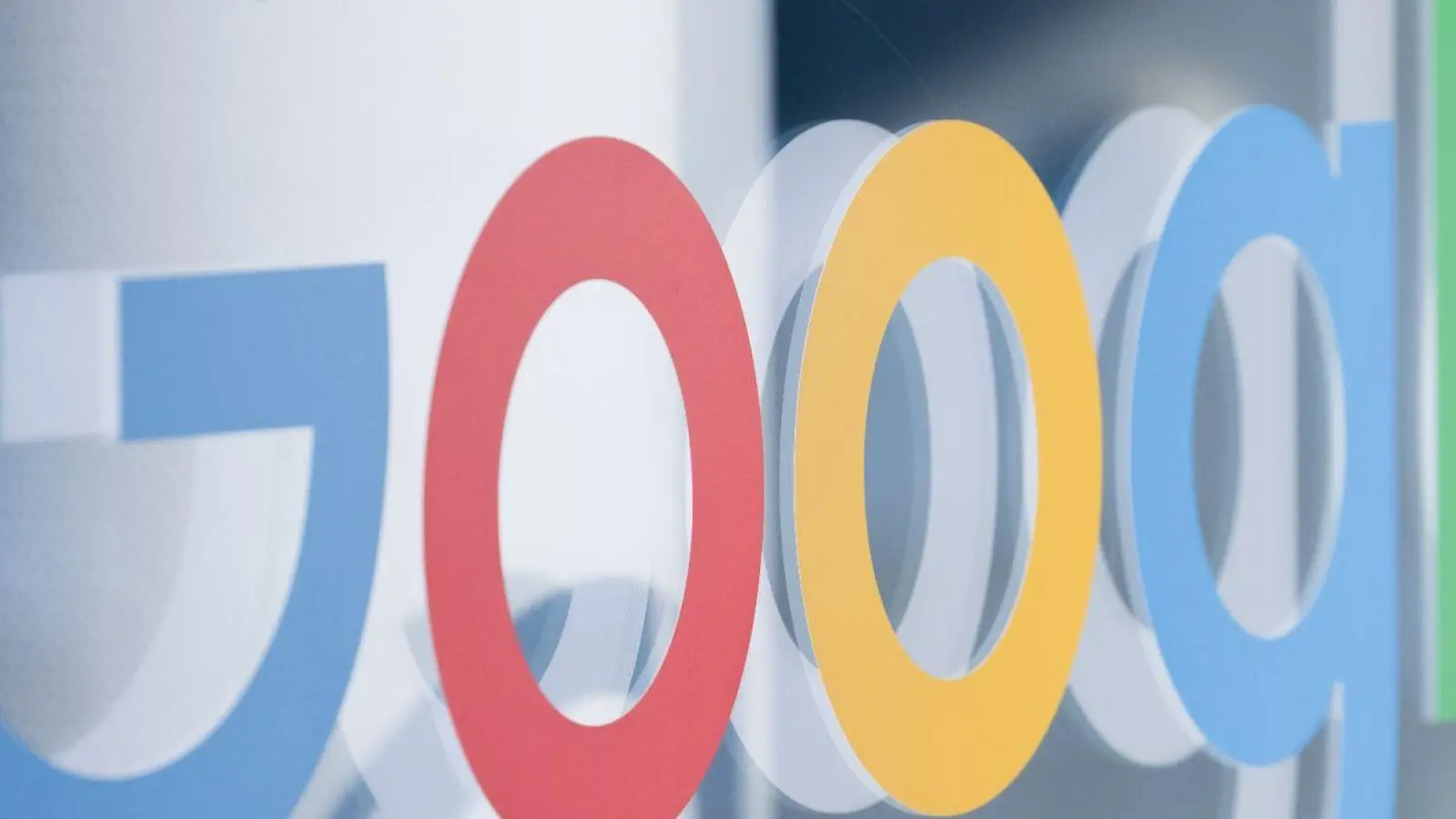 Ein Schriftzug mit dem Logo von Google klebt auf einer Glasscheibe. (Foto: Rolf Vennenbernd/Deutsche Presse-Agentur GmbH/dpa)