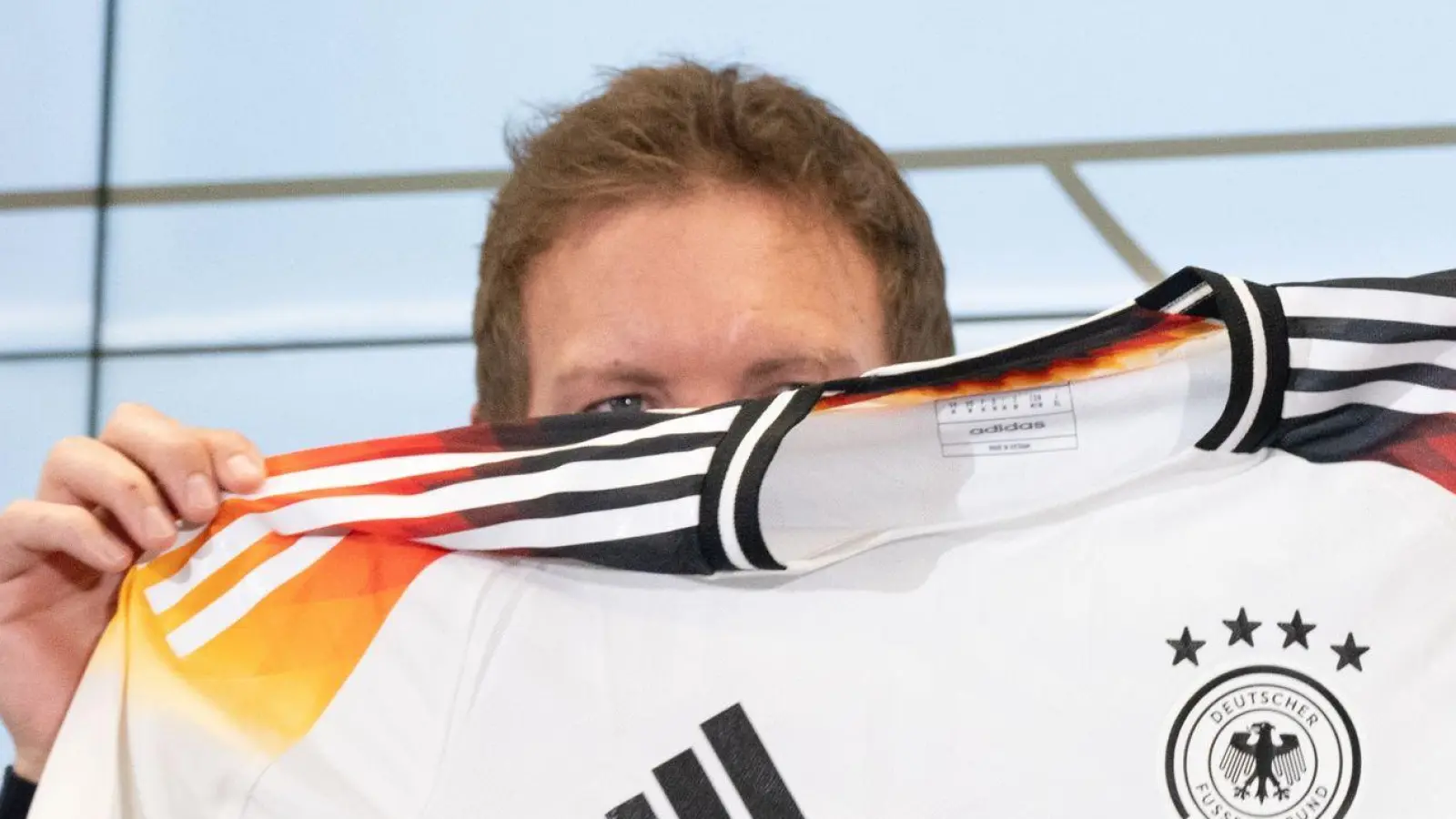 Bundestrainer Julian Nagelsmann und das neue DFB-Trikot von Adidas. (Foto: Boris Roessler/dpa)