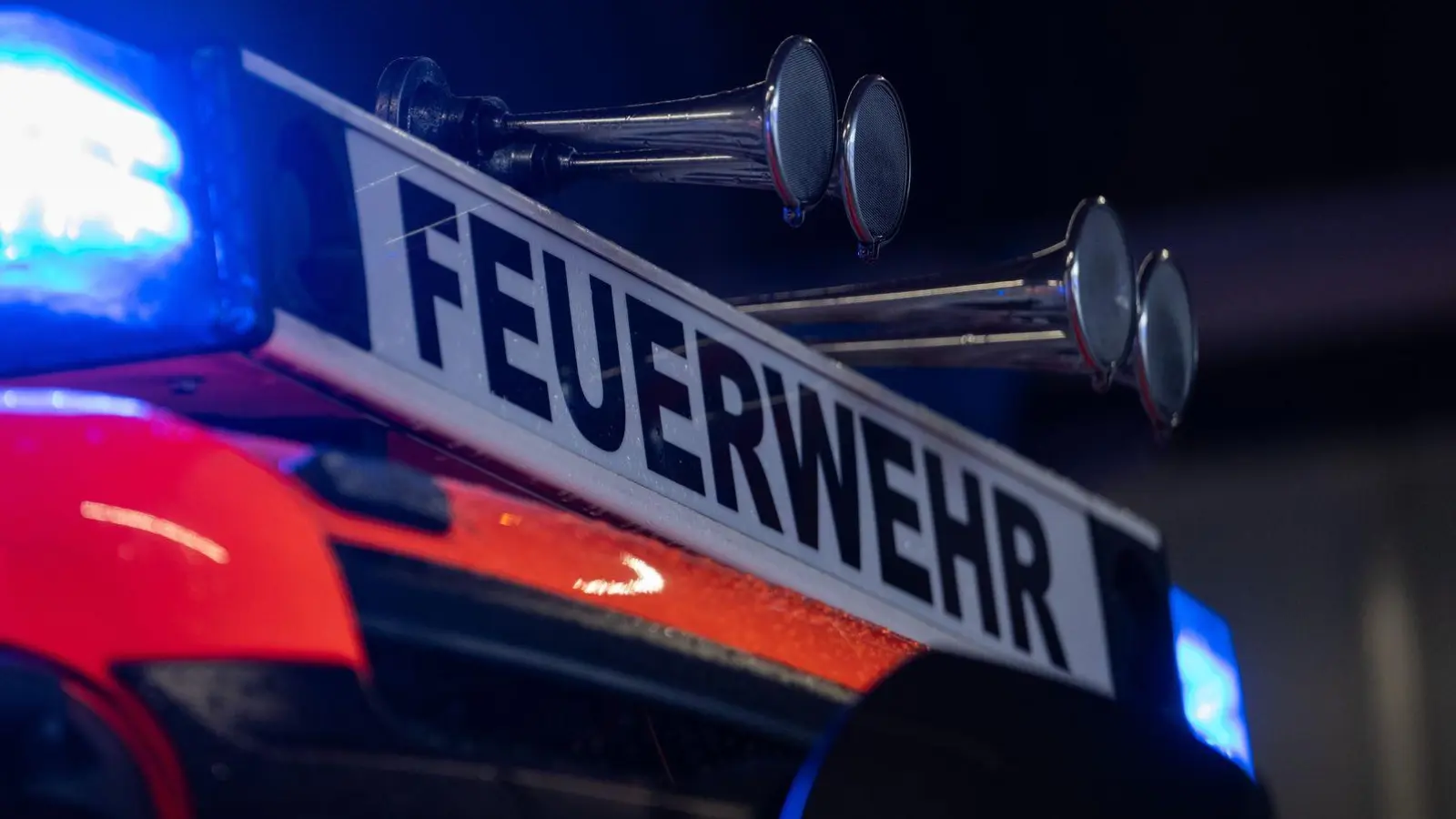 Die Feuerwehr verhinderte ein Übergreifen des Feuers auf ein Wohnhaus. (Symbolbild) (Foto: Marijan Murat/dpa)