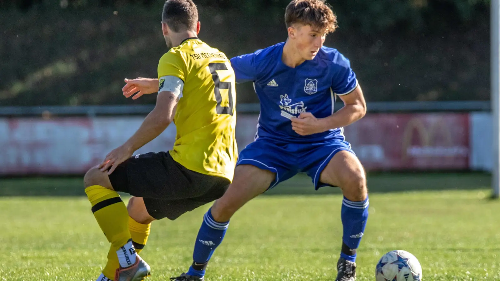 Mit 2:0 gewann der Tus Feuchtwangen (rechts Jan Heinz) gegen den TSV Meckenhausen (Felix Geitner) und bleibt damit weiterhin über der Abstiegszone. (Foto: Markus Zahn)