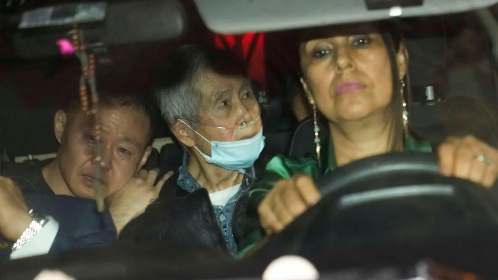 Alberto Fujimori (M) wird von seinen Kindern Kenji (l), und Keiko (nicht zu sehen) aus dem Gefängnis gefahren. (Foto: Martin Mejia/AP)