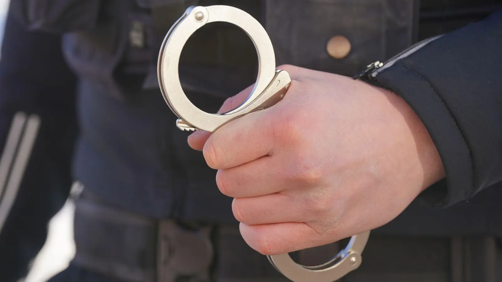 Die Beamten nahmen dem Mann fest. (Symbolbild) (Foto: Marcus Brandt/dpa)