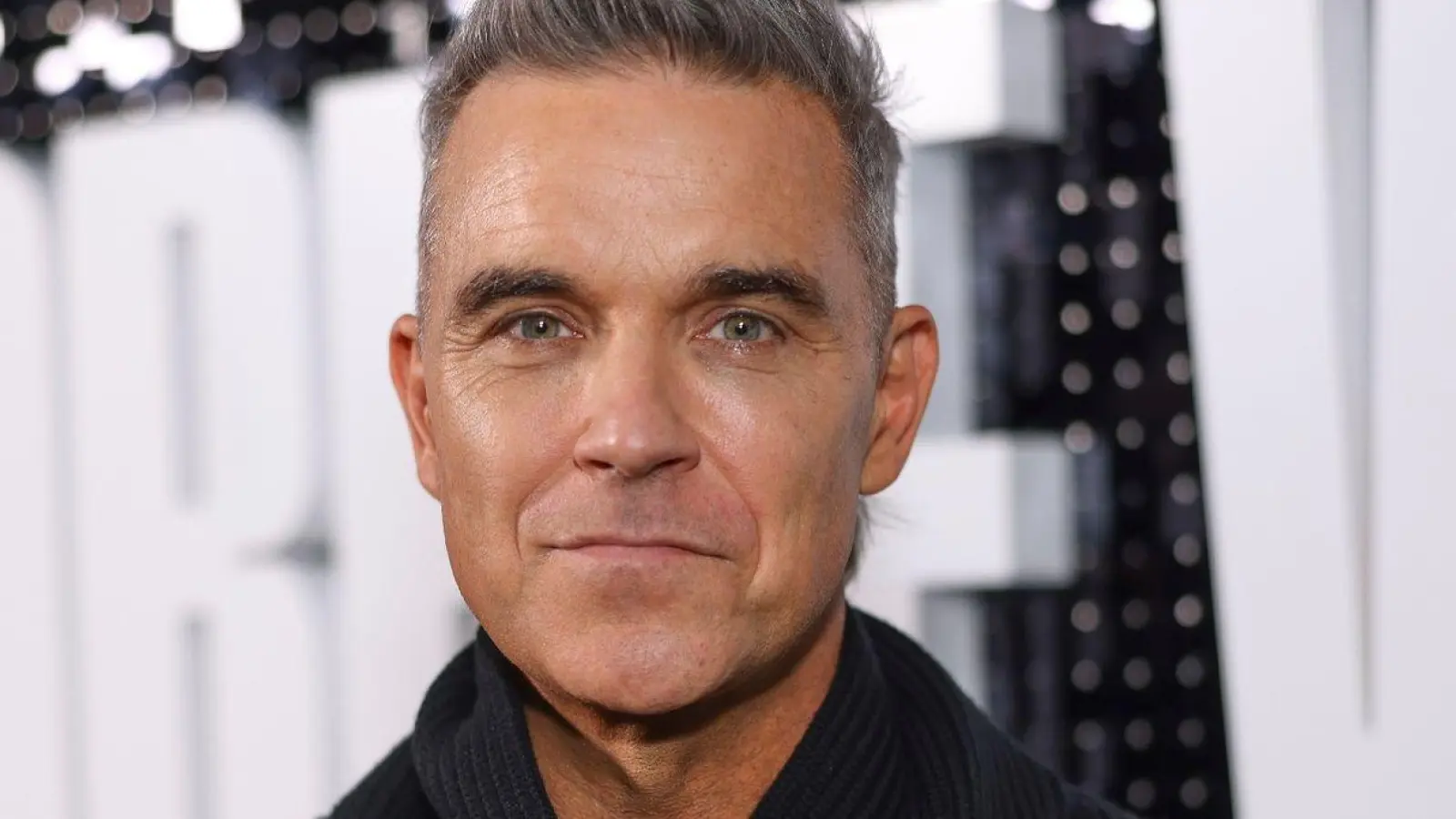 Robbie Williams feiert seinen 50. Geburtstag. (Foto: Vianney Le Caer/AP/dpa)