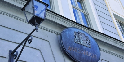 Eine Frau steuerte ihr Auto bei einem Umzug 2023 in Lehrberg in eine Gruppe und wurde jetzt vom Amtsgericht Ansbach verurteilt. (Symbolbild: Silvia Schäfer)