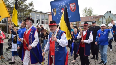 Auch Delegationen aus den Uffenheimer Partnerstädten bereichern traditionell den Walpurgi-Umzug der Maienkönigin Lena Jacob, der am 1. Mai ab 13 Uhr durch die Altstadt zieht. (Foto: Gerhard Krämer)