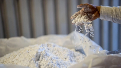 Lithium in einer chilenischen Verarbeitungsanlage. Dieser und viele andere Rohstoffe haben sich im ersten Quartal stark verteuert. (Symbolbild)   (Foto: Rodrigo Abd/AP/dpa)