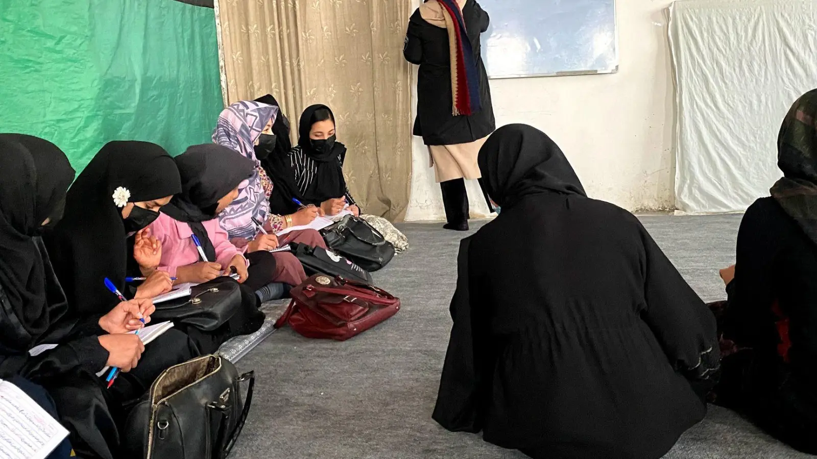 Aufgrund der geschlechtsspezifischen Verfolgung durch die islamistischen Taliban erhalten fast alle Afghaninnen einen Schutzstatus. (Archivfoto) (Foto: Fariba Akbari/dpa)