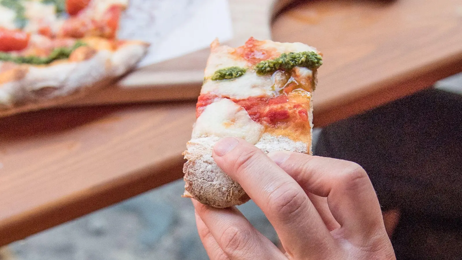 Pizza und Pinsa sehen sich sehr ähnlich - doch der Teig ist anders. (Foto: Robert Günther/dpa-tmn)