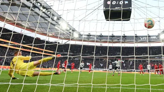 Randal Kolo Muani (r) brachte die Eintracht per Elfmeter in Führung. (Foto: Arne Dedert/dpa)