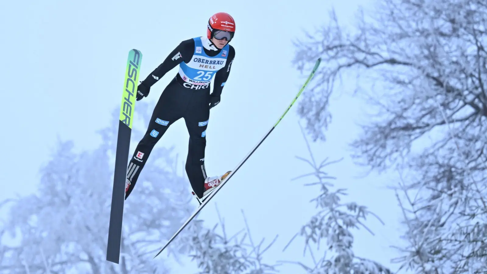 Karl Geiger springt auf Platz drei in Willingen. (Foto: Swen Pförtner/dpa)