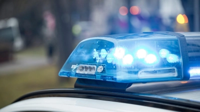 Die Polizei holt die Frau vom Mittelstreifen weg. (Symbolbild) (Foto: Daniel Vogl/dpa)